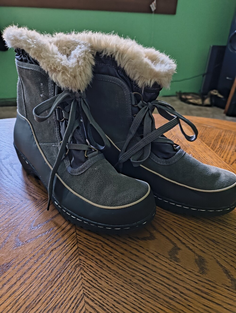 Women’s Winter Boots US 9 Faux Fur Lined Thermolite Insulated Cold Weather